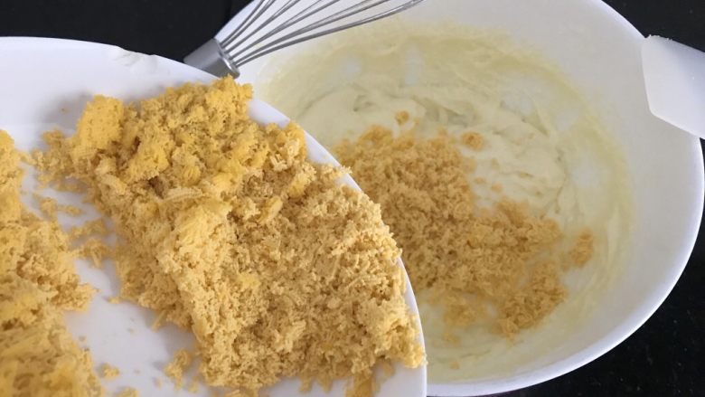玛格丽特饼干(原味),然后加入蛋黄(最好分2-3㳄加入,每加入一次打发均匀再加入)