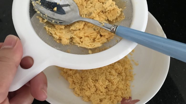 玛格丽特饼干(原味),蛋黄利用勺子按压过筛,这样为增加口感细腻度,尽量不偷懒!
