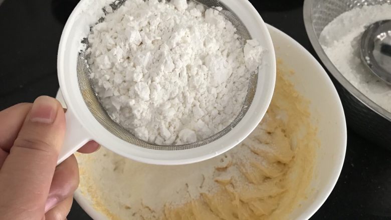 玛格丽特饼干(原味),然后筛入混合粉类