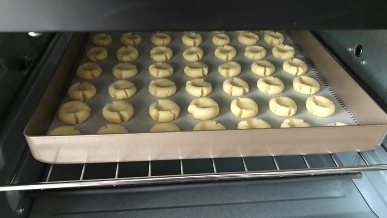玛格丽特饼干(原味),送进烤箱170度中层上下火15分钟
