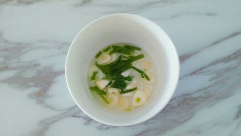 凤尾虾球,<a style='color:red;display:inline-block;' href='/shicai/ 3250'>葱</a>姜蒜切好放入碗中,加入适量清水浸泡半小时