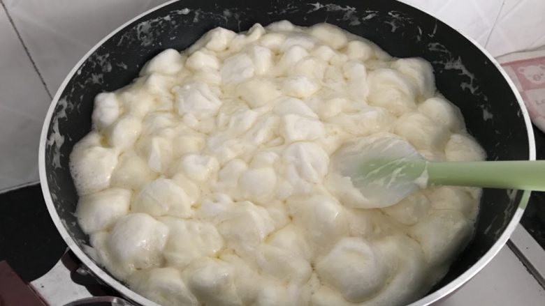 花生牛轧糖(棉花糖版),至棉花糖融化到8成左右(口感显软的)
(如果喜欢口感硬的的,这步可以炒至棉花糖完全融化)