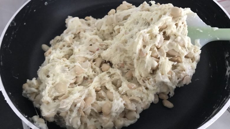 花生牛轧糖(棉花糖版),熄火后继续翻拌均匀