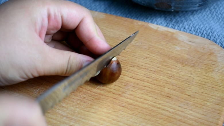 糖烤栗子,用刀划一个口子,或者划个十字