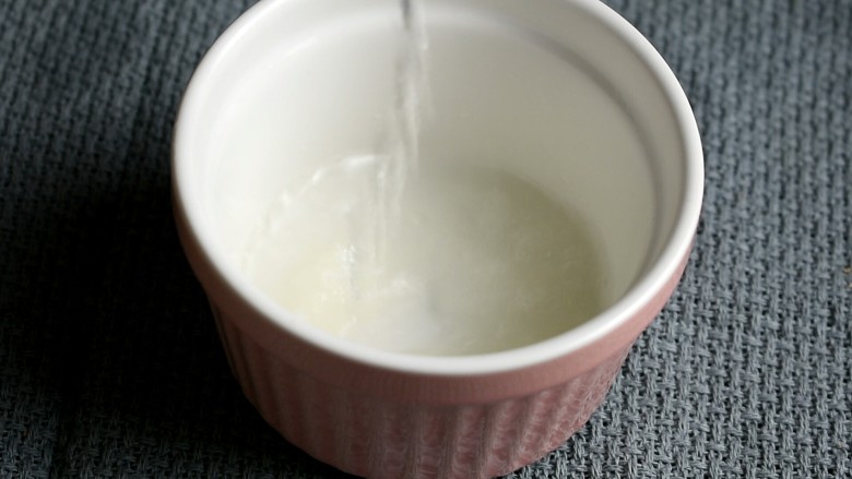 糖烤栗子,倒入适量清水,并搅匀