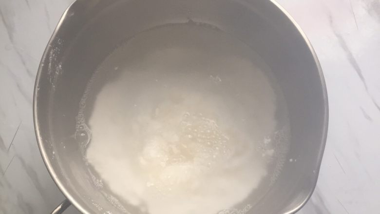 水晶饺子,再倒入400克开水，留50克看面团软硬程度再加，这里是用开水，一定要开水