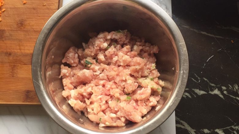 水晶饺子,猪肉是买好让卖家直接绞成肉糜了,也可以自己用料理机打,或者用刀剁碎