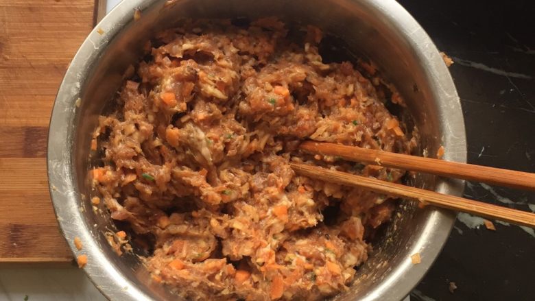 水晶饺子,用筷子从一个方向开始搅打,使肉糊搅上劲,放一边备用