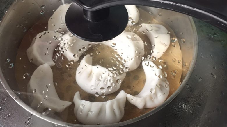 水晶饺子,弄好后,锅里烧开水,放入锅里大火蒸10分钟就好了,下面垫上油纸,没有可以用胡萝卜切成片垫在饺子下面也行,我用的是油布