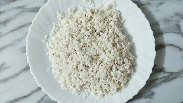 糯米蒸排骨,泡好的糯米沥干水分,加少许盐调味