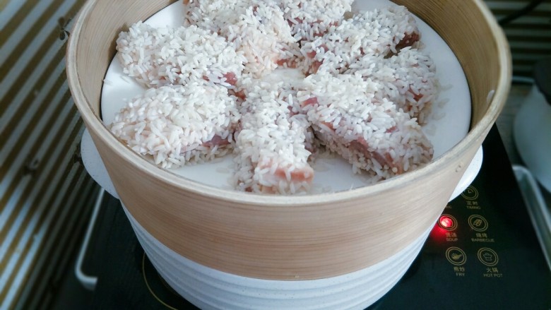 糯米蒸排骨,锅里水烧开,上锅蒸70分钟左右,如果用高压锅时间会比较短