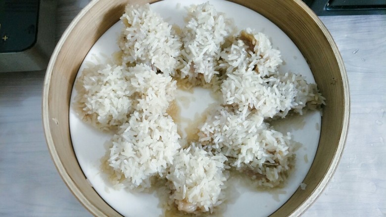 糯米蒸排骨,蒸好取出 ,装饰上葱花和辣椒末即可