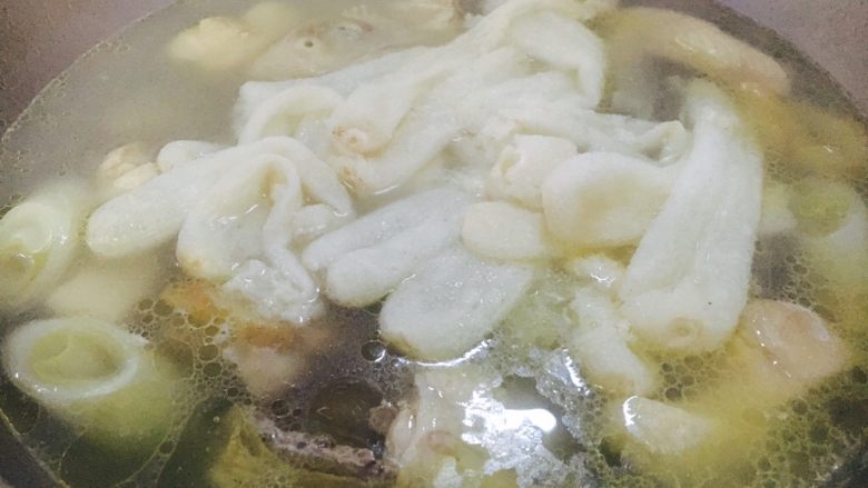 补气养阴 润肺止咳 竹荪鸡汤,20分钟后改大火,放入泡好的竹荪,再开锅后煮1~2分钟后竹荪就可以食用。