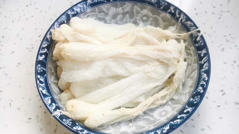 补气养阴 润肺止咳 竹荪鸡汤,把竹荪放在水里泡10分钟左右,泡软了以后把竹荪的菌菇头掐下去一点点,把尾部撕下去留作它用,沥干水分备用。