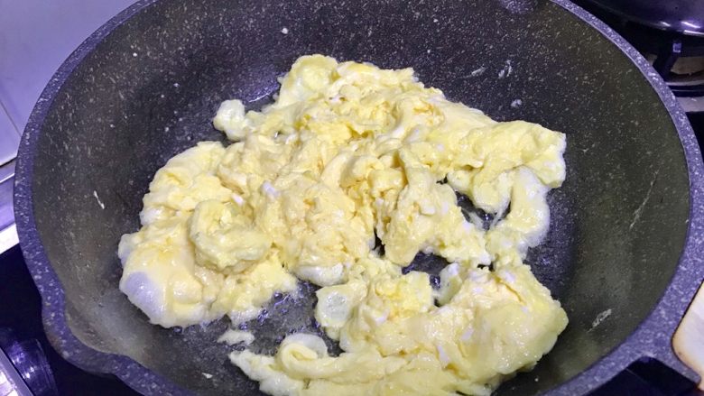 接地气的西红柿炒鸡蛋,炒散,不要时间长哦,要嫩嫩的,炒好倒出来备用