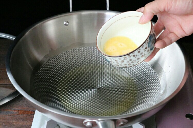 南瓜紫薯蛋卷,锅内刷薄薄一层食用油,将锅大火烧热后立即关火,将鸡蛋搅散后转着圈的样子,倒进锅中~