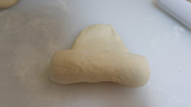 椰浆银耳吐司, 擀开卷起来,在松弛10分钟