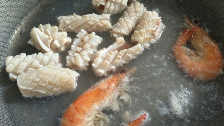 鲜虾鱿鱼面,锅内烧水,将虾和鱿鱼一同放入,鱿鱼出花型就立即捞出~
