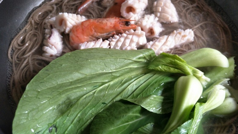 鲜虾鱿鱼面,至7分熟时加入<a style='color:red;display:inline-block;' href='/shicai/ 115'>油菜</a>、鱿鱼和大虾一起煮~