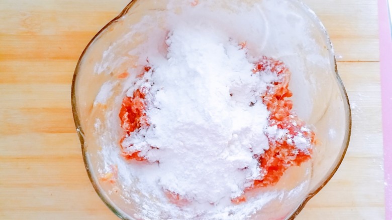 家常肉丸,打入<a style='color:red;display:inline-block;' href='/shicai/ 9'>鸡蛋</a>清，<a style='color:red;display:inline-block;' href='/shicai/ 519'>面粉</a>搅拌。