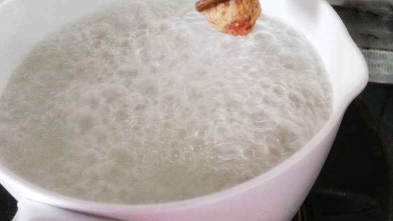 家常肉丸,砂锅中水烧开,水开着下肉丸。