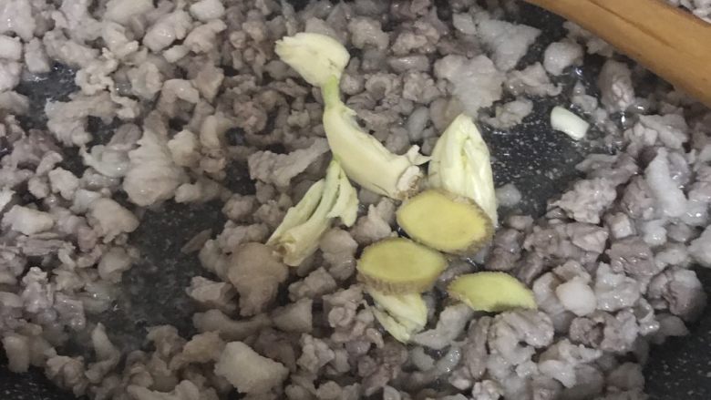 叉烧馅,叉烧包,然后加入姜蒜炒香