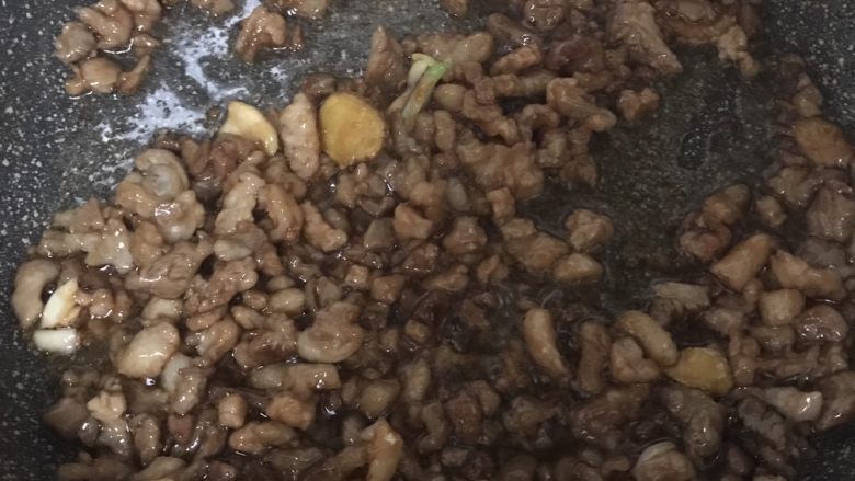 叉烧馅,叉烧包,倒入一大勺黄酒,再将第1步调好的酱汁倒入,翻炒至肉丁上色