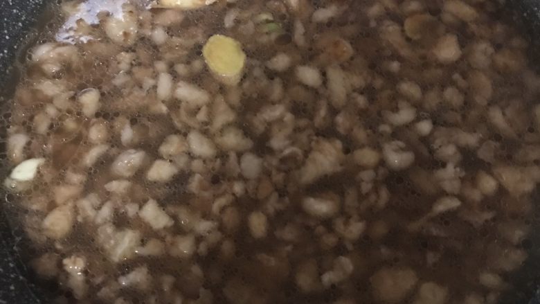 叉烧馅,叉烧包,加入适量热水,没过肉丁即可,大火烧开,转小火焖煮1个小时至肉丁软烂