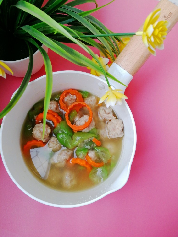 家常肉丸,因为丝瓜和胡萝卜很好熟,开锅关火就行。