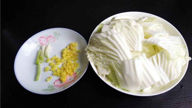 猪肉白菜炖粉条,白菜切段,葱白切段,葱绿切葱花、老姜切成姜末;