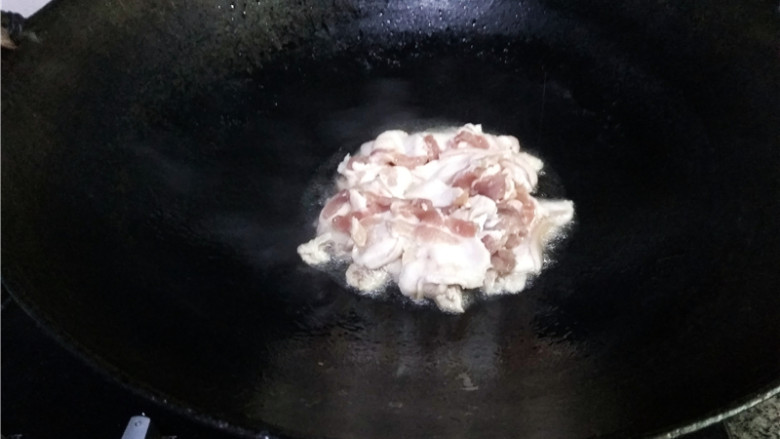 猪肉白菜炖粉条,起油锅,放入猪肉煸炒;