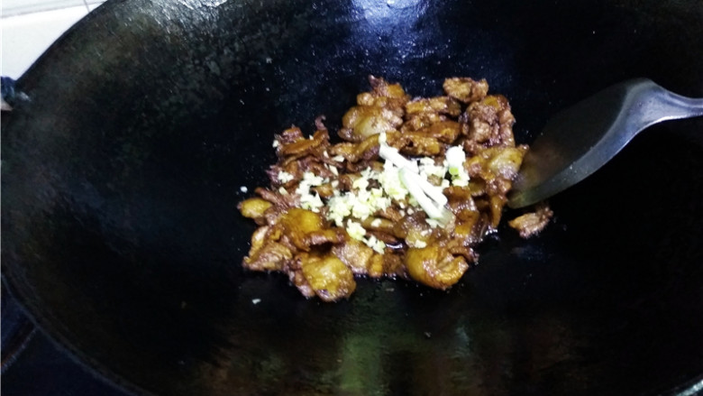 猪肉白菜炖粉条,放入葱白、姜末,炒出香味;