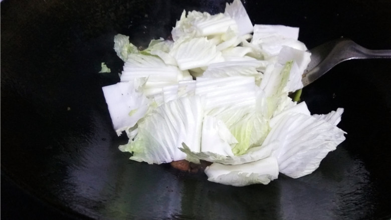 猪肉白菜炖粉条,放入白菜梆子;