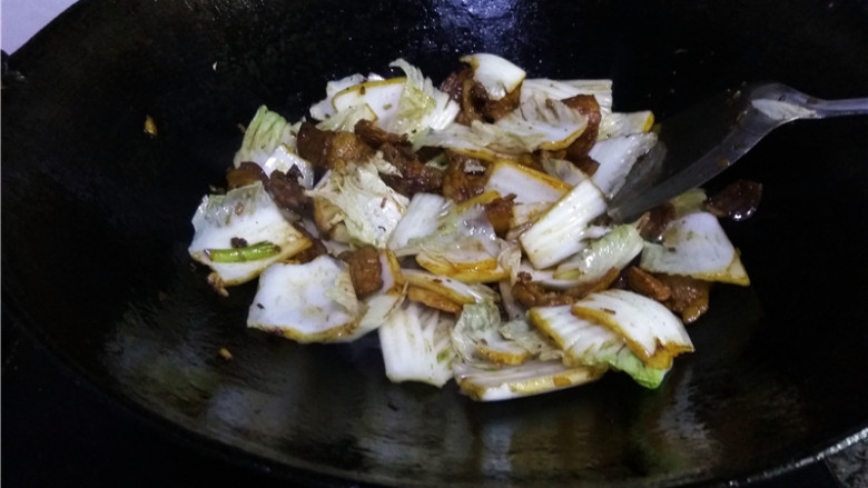 猪肉白菜炖粉条,迅速翻炒均匀;