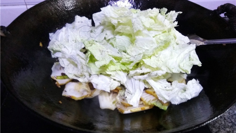 猪肉白菜炖粉条,放入白菜叶,继续翻炒;