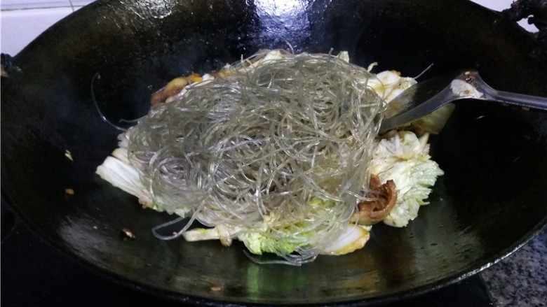 猪肉白菜炖粉条,放入粉条;