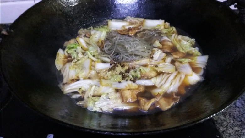 猪肉白菜炖粉条,倒入适量清水,调入花椒、八角、三奈,大火煮7-8分钟;