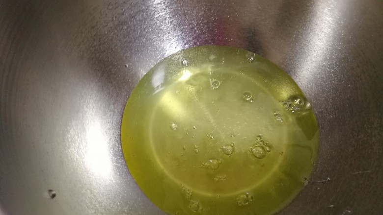 蔓越莓纸杯无油小蛋糕,将鸡蛋蛋清,蛋黄分开装到打蛋盆内。