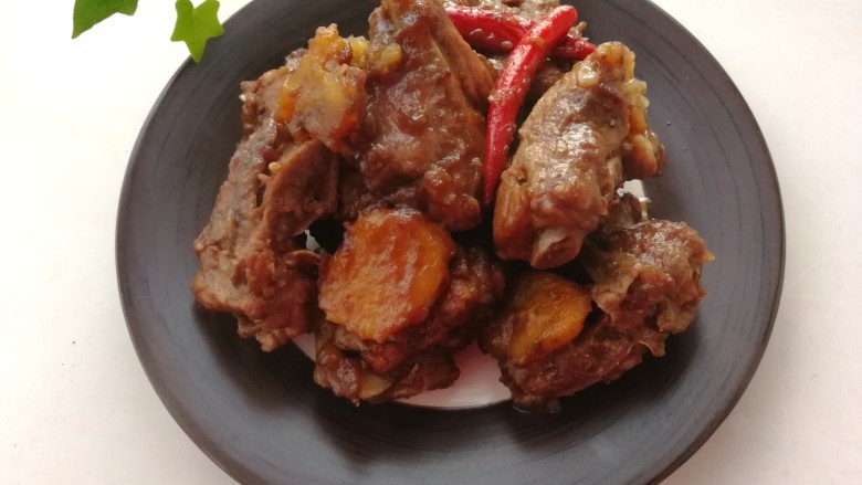 美味脊骨肉,经过小火炖制的脊骨肉。肉质酥软,浓香美味!