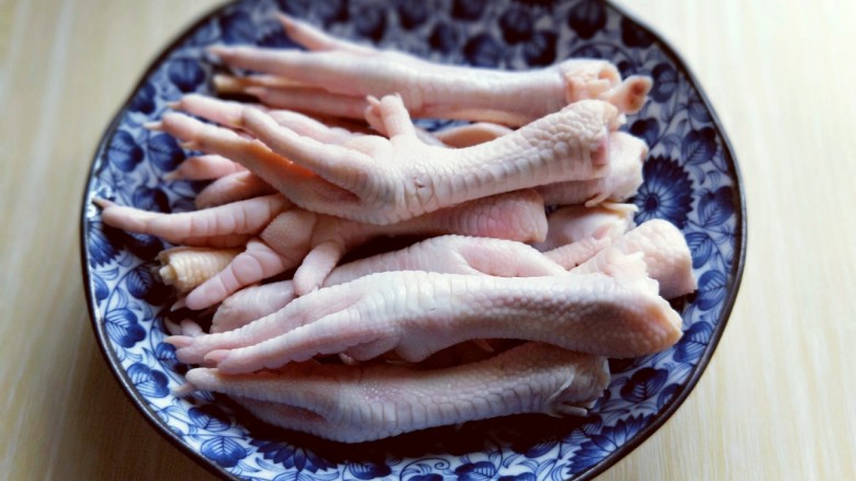 健康零食~香糟凤爪,买回来的<a style='color:red;display:inline-block;' href='/shicai/ 89'>鸡爪</a>冷水洗干净。