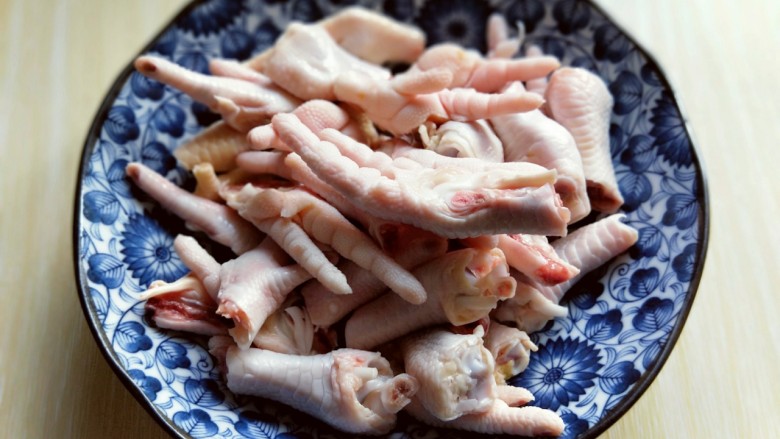 健康零食~香糟凤爪,依次剪完的鸡爪。