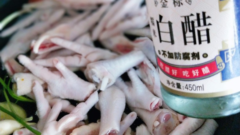 健康零食~香糟凤爪,将剪好的鸡爪放入锅中,再滴几滴<a style='color:red;display:inline-block;' href='/shicai/ 715'>白醋</a>,盖上盖子,大火烧开,转小火慢煮约20分钟,将鸡爪煮到自己想要的程度即可关火。