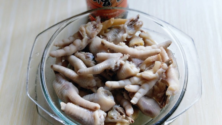 健康零食~香糟凤爪,泡好的鸡爪淋干水份,放入玻璃的器具中,