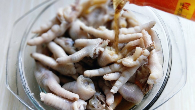 健康零食~香糟凤爪,加入糟卤,糟卤的量没过鸡爪为佳。