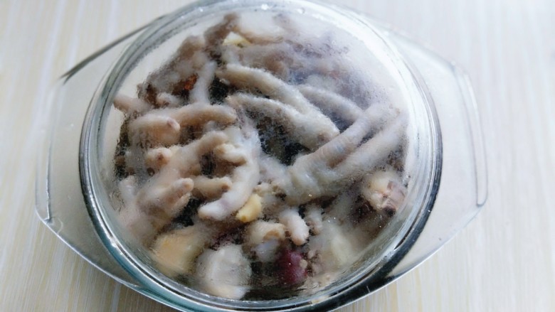 健康零食~香糟凤爪,盖上盖子放入冰箱,冷藏2小时以上即可食用。(也可冷藏时间长一点,那样更入味。)
