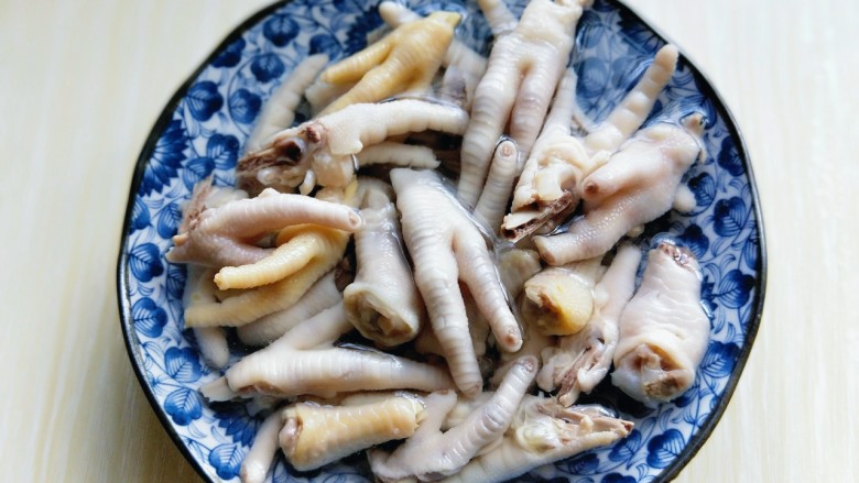 健康零食~香糟凤爪,煮好的鸡爪,捞出,冷水冲洗,之后换清水泡10分钟。