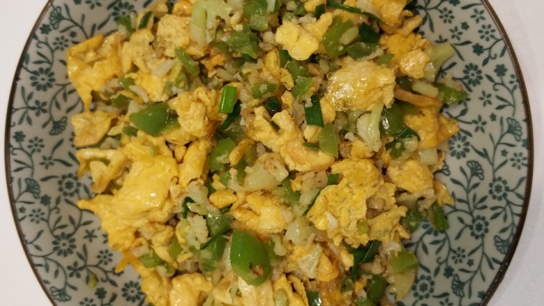花菜青椒炒蛋,最后加入装盘!