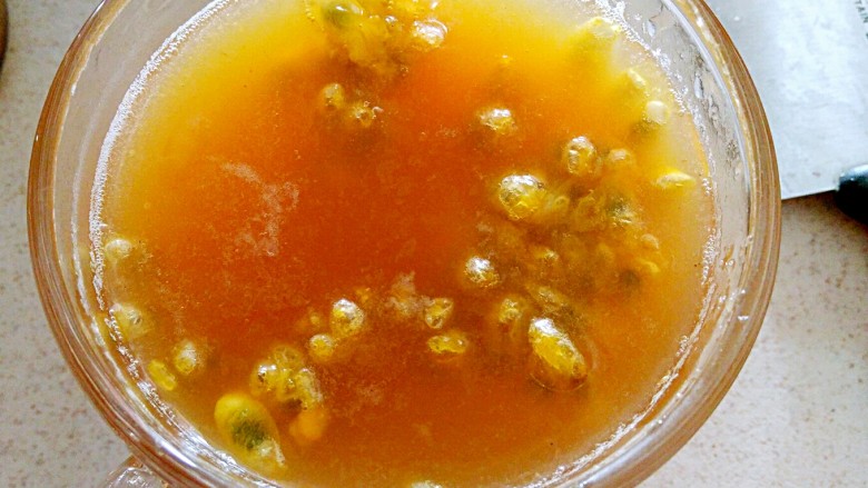 百香果苹果汁(排毒养颜),最后一半的百香果肉汁加入果汁中,ok了!味道好极了!