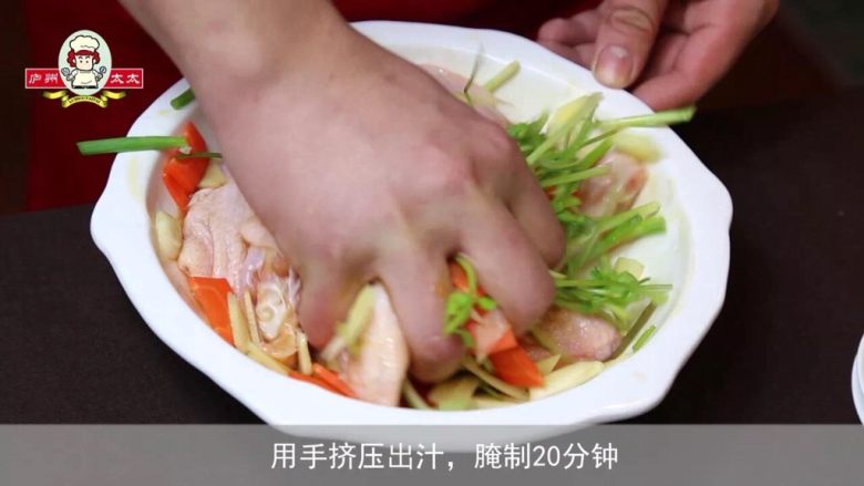 🍆茄汁鸡翅,用手挤压出汁,腌制20分钟。