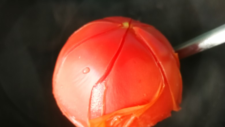 #懒人料理#西红柿炒鸡蛋,看见西红柿皮,皱起来,捞出,扒皮。
